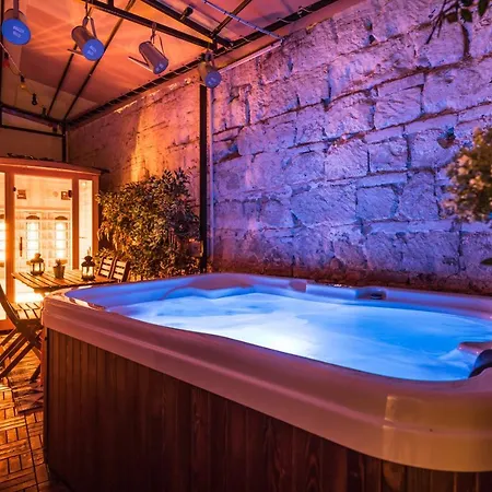 Bohemic Apartment Terrace & Jakuzzi & Sauna アパート *